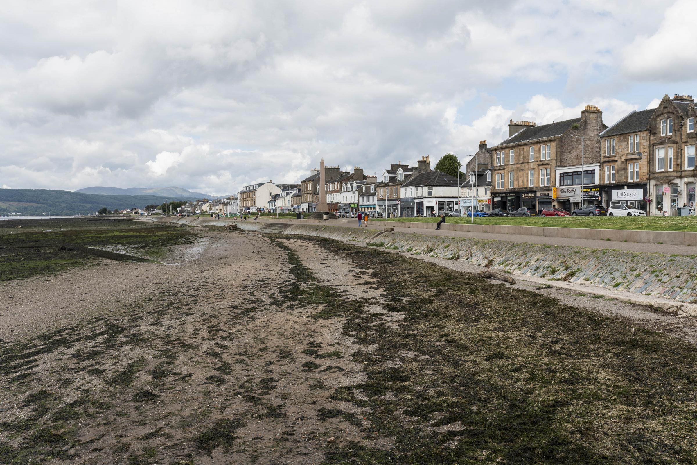 Beach clean efforts near Helensburgh Pier