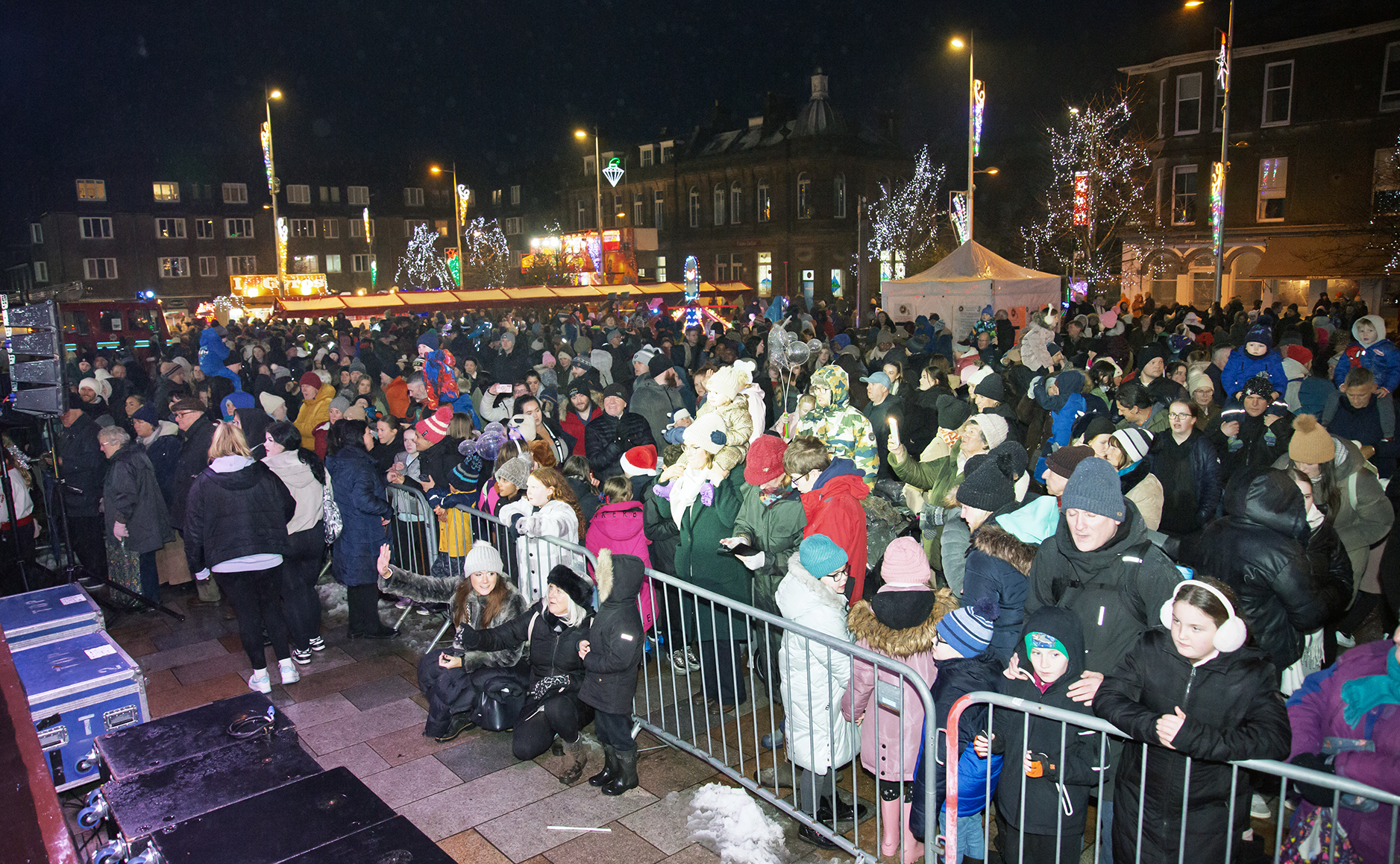 Storm Bert couldnt put entertainers or crowds turning out for Helensburghs Christmas lights switch-on