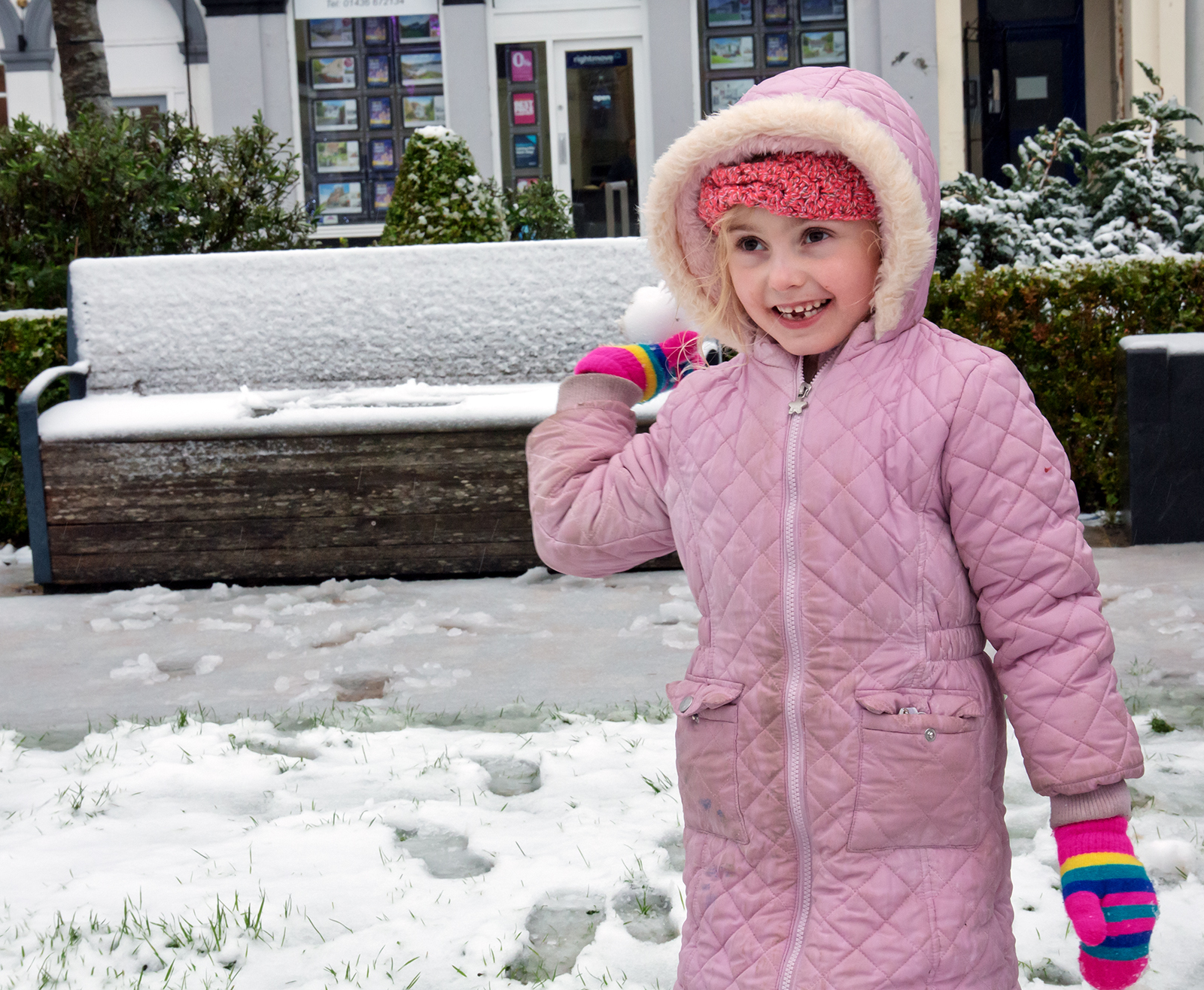 Storm Bert couldnt put entertainers or crowds turning out for Helensburghs Christmas lights switch-on