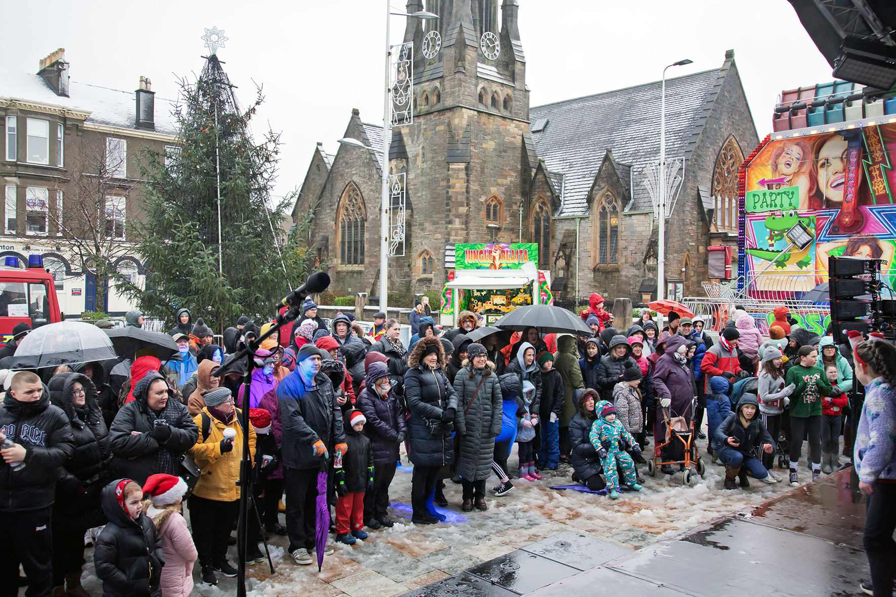 Storm Bert couldnt put entertainers or crowds turning out for Helensburghs Christmas lights switch-on